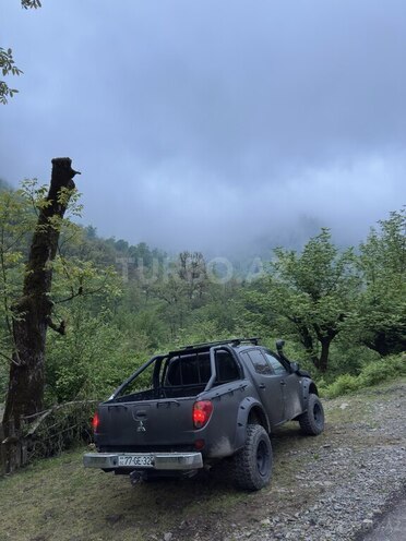 Mitsubishi L200-2