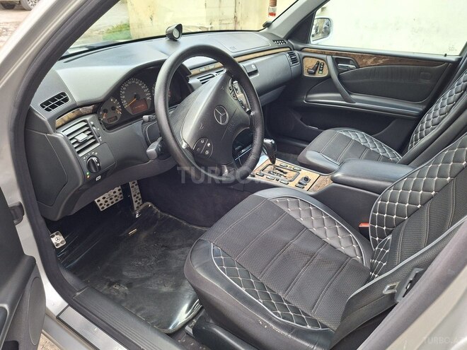 Mercedes E 280-11