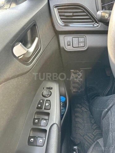 Hyundai Accent-10