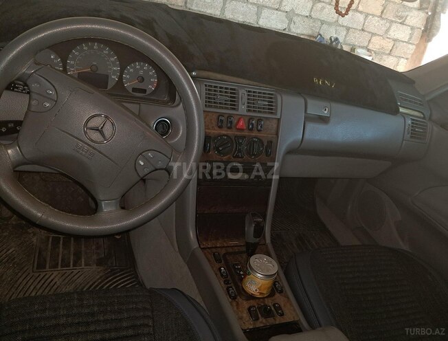 Mercedes E 240-6