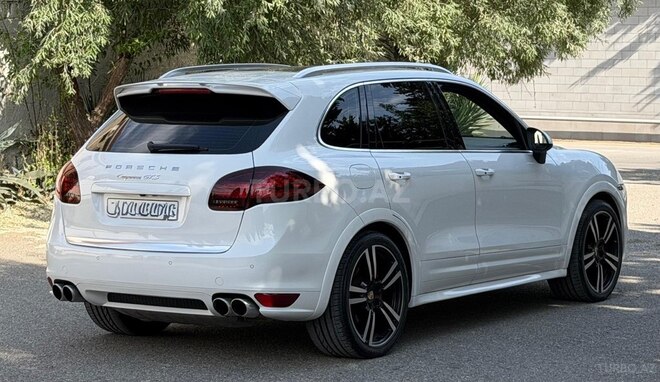 Porsche Cayenne GTS-8