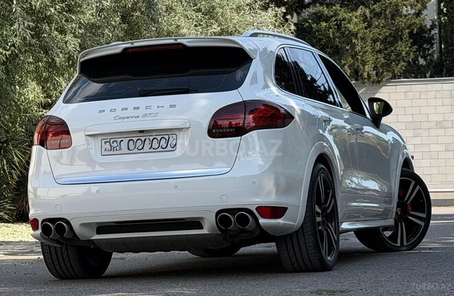 Porsche Cayenne GTS-12