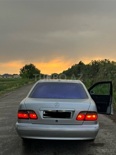 Mercedes E 270-4