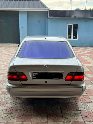 Mercedes E 270-2