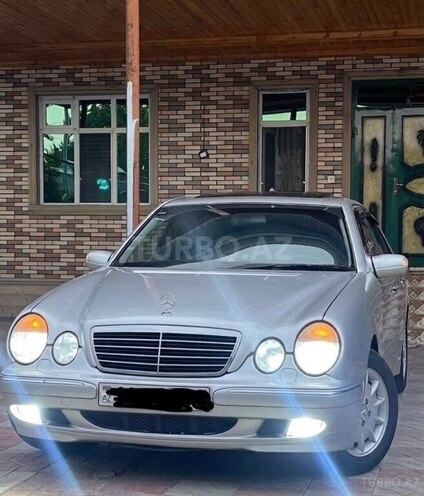 Mercedes E 270-1