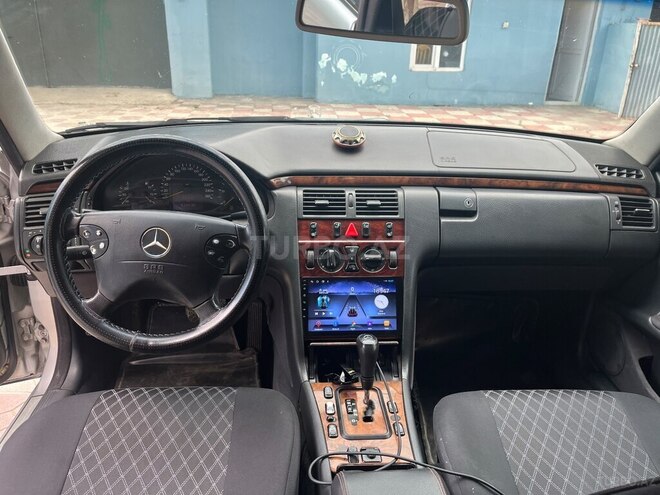 Mercedes E 270-5