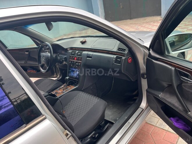 Mercedes E 270-8