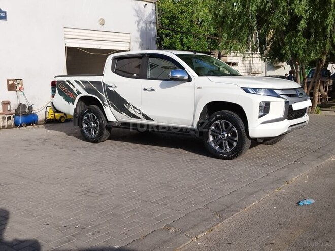 Mitsubishi L200-15