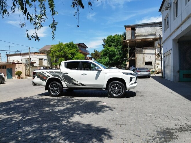 Mitsubishi L200-17