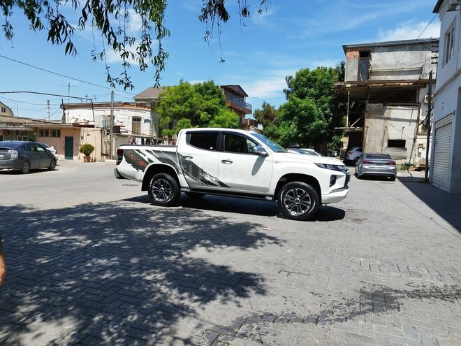 Mitsubishi L200-19
