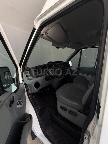 Ford Transit-7