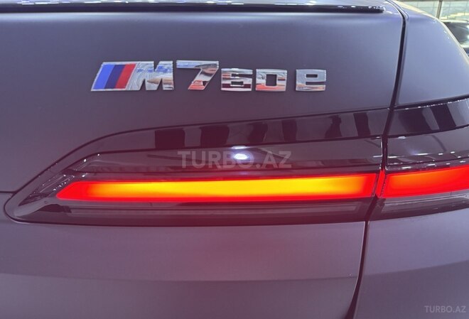 BMW M760e-25