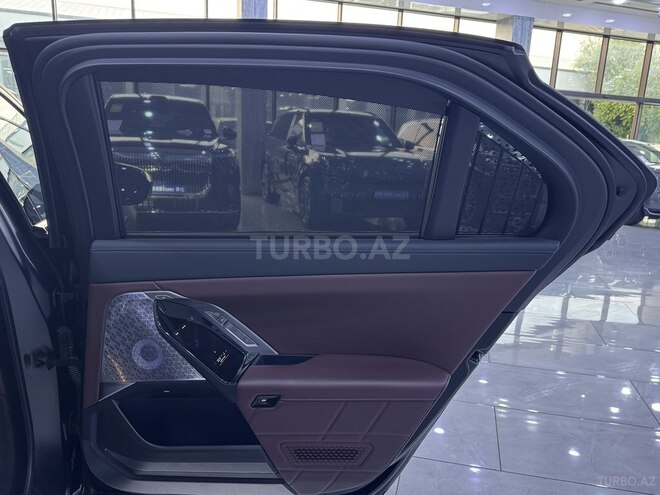 BMW M760e-21