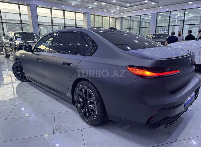 BMW M760e-8