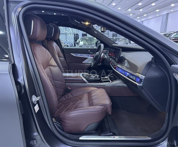 BMW M760e-13