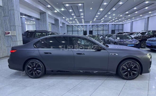 BMW M760e-4