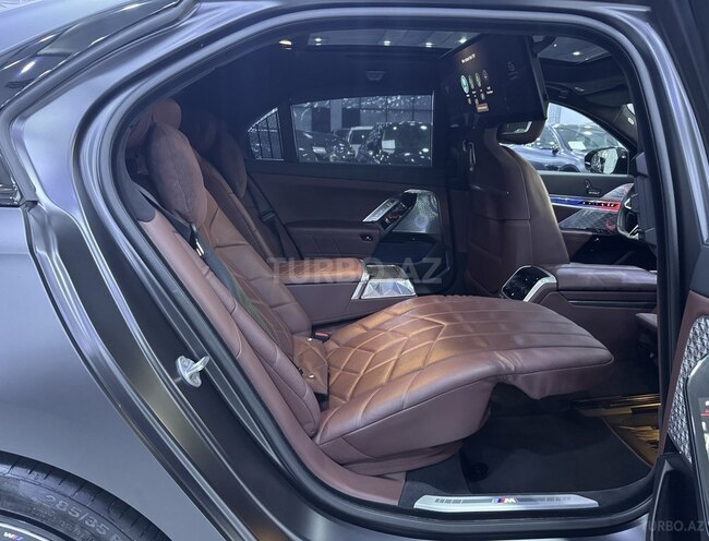 BMW M760e-16