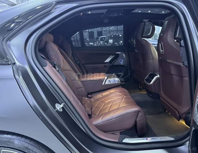 BMW M760e-14
