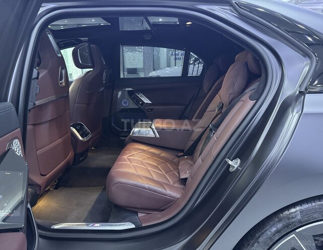 BMW M760e-15