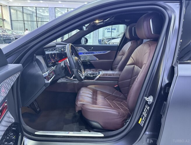 BMW M760e-12