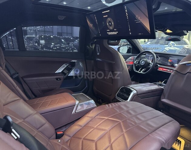 BMW M760e-17