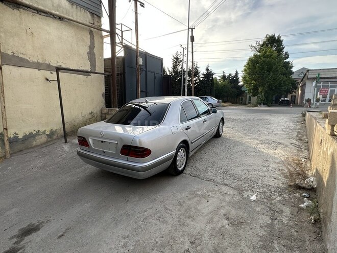 Mercedes E 230-5