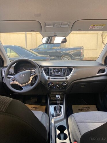 Hyundai Accent-13