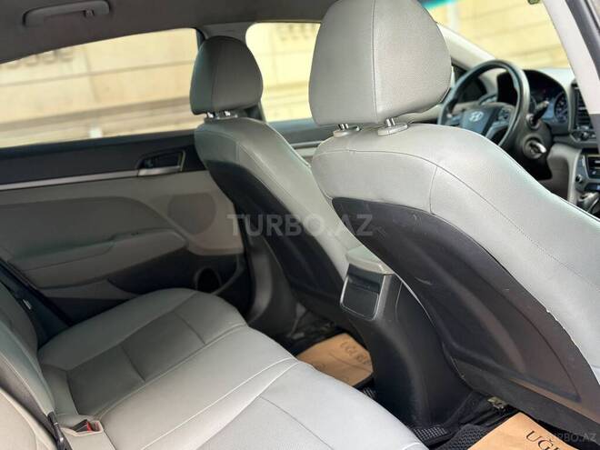 Hyundai Elantra-3