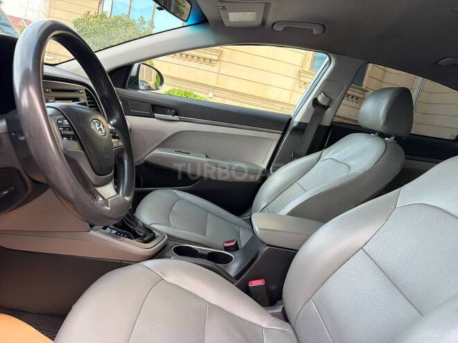 Hyundai Elantra-11
