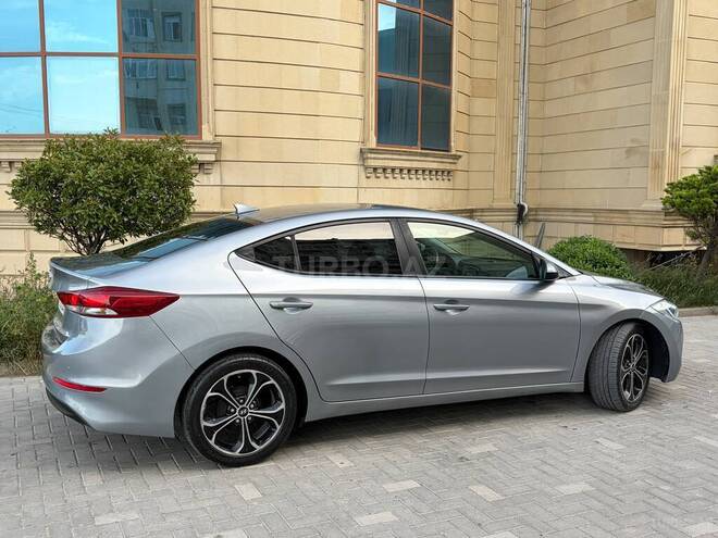 Hyundai Elantra-12