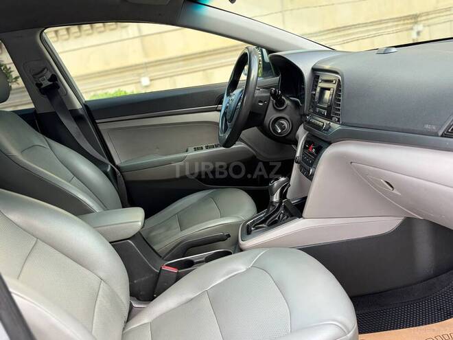 Hyundai Elantra-8