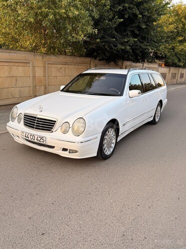 Mercedes E 220-11