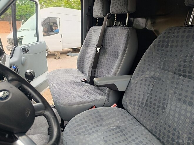 Ford Transit-5