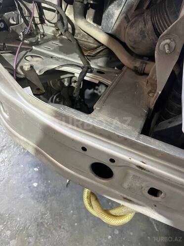 Mercedes E 240-13