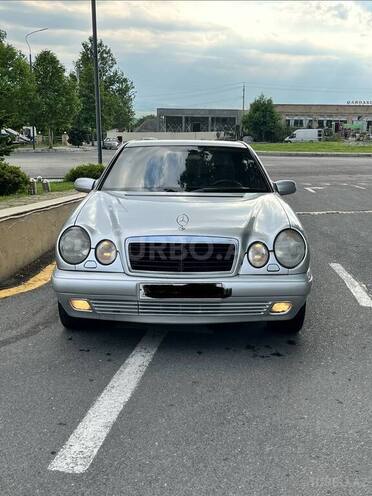 Mercedes E 240-1