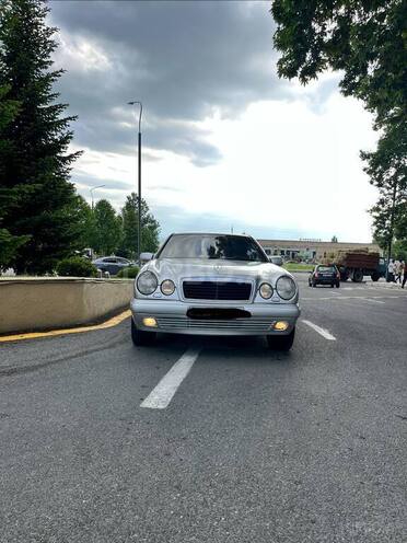 Mercedes E 240-5
