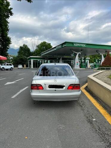 Mercedes E 240-3