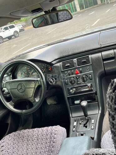 Mercedes E 240-7