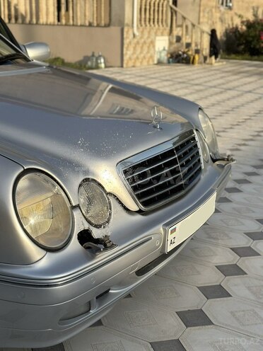Mercedes E 270-12