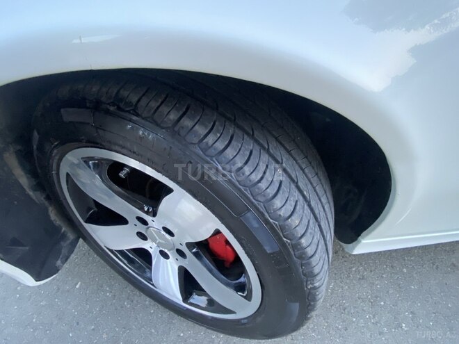 Mercedes E 200-17