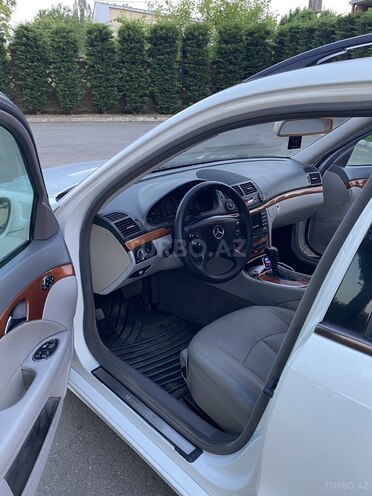 Mercedes E 200-11