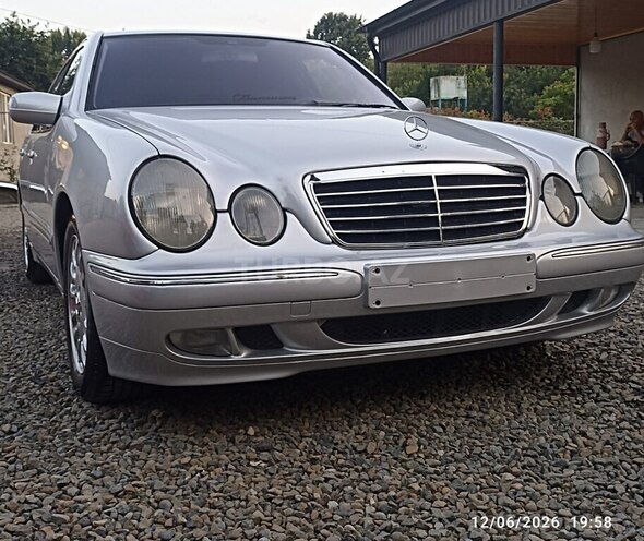 Mercedes E 220-1