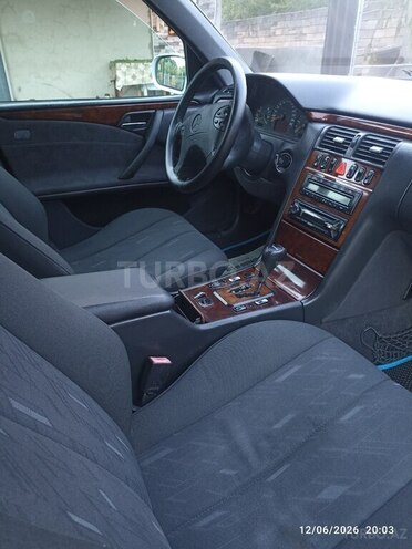 Mercedes E 220-9