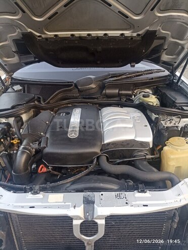 Mercedes E 220-11