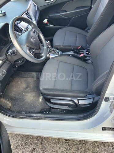 Hyundai Accent-10