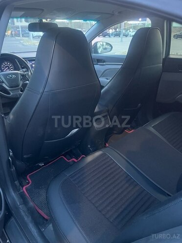 Hyundai Elantra-12