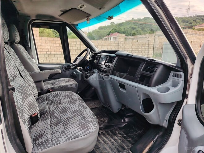 Ford Transit-12