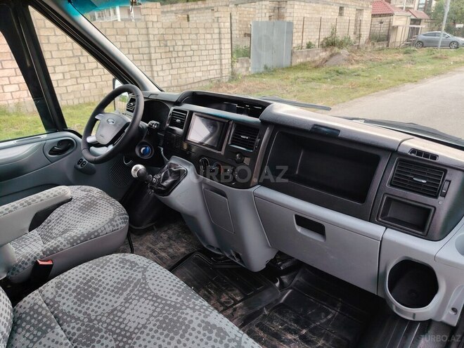 Ford Transit-13