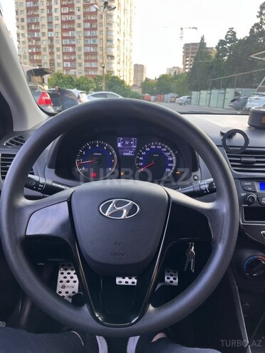 Hyundai Accent-12
