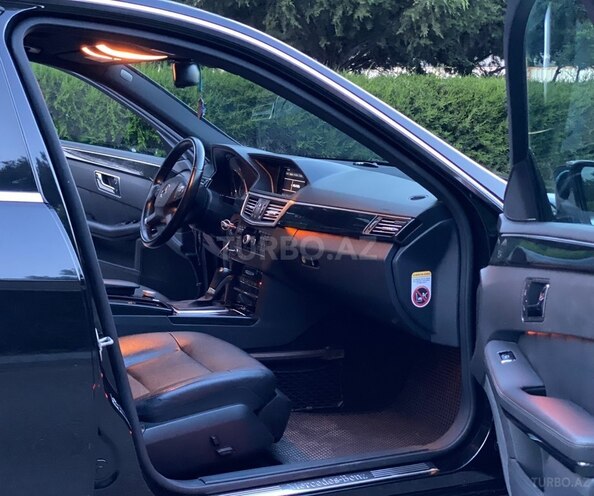 Mercedes E 220-11